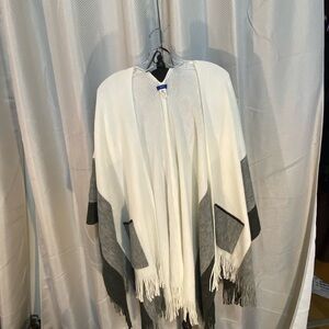 APT9 poncho, cream and gray